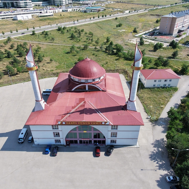 Erzurum'un divit kalem minareli camisi görenleri hayran bırakıyor