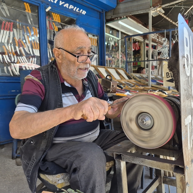 Eskişehir'de 82 yaşındaki Erhan amca, yıllardır gönlünü verdiği işi yapıyor...