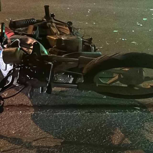 Otomobille çarpışan plakasız motosikletteki iki şahıs toparlayarak kaçtı