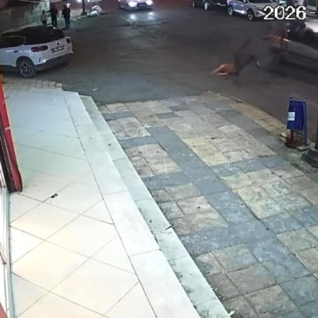 Otomobil ile bisikletin çarpıştığı kaza kamerada