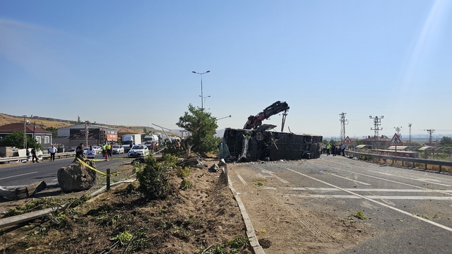 Kayseri'de yolcu otobüsünün devrildiği kazada 1 kişi hayatını kaybetti 24 kişi yaralandı