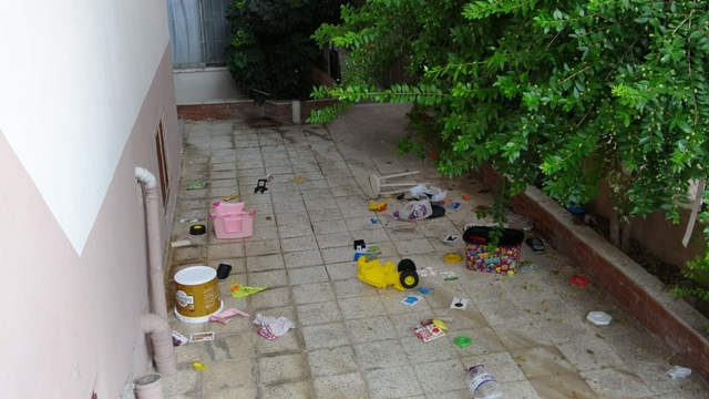 Penceredeki küçük çocuk mahalleliye panik yaşattı
Evin penceresine çıkıp evdeki eşyaları aşağı attı itfaiyeyi alarma geçirdi