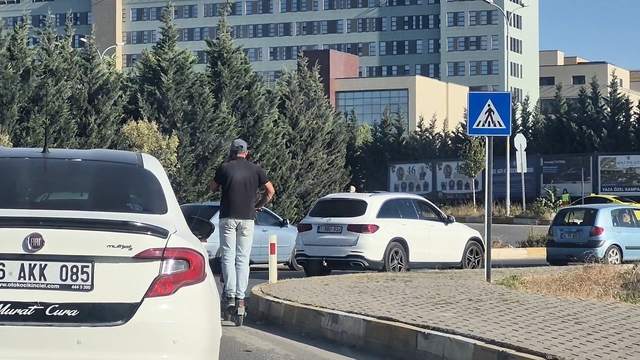 Hem kendi hem trafiğin can güvenliğini hiçe saydı
Bir eli kulakta, bir eli gidonda e-skuter yolculuğu kamerada