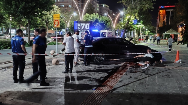 Batman'da kontrolden çıkan otomobil aydınlatma direğine çarptı