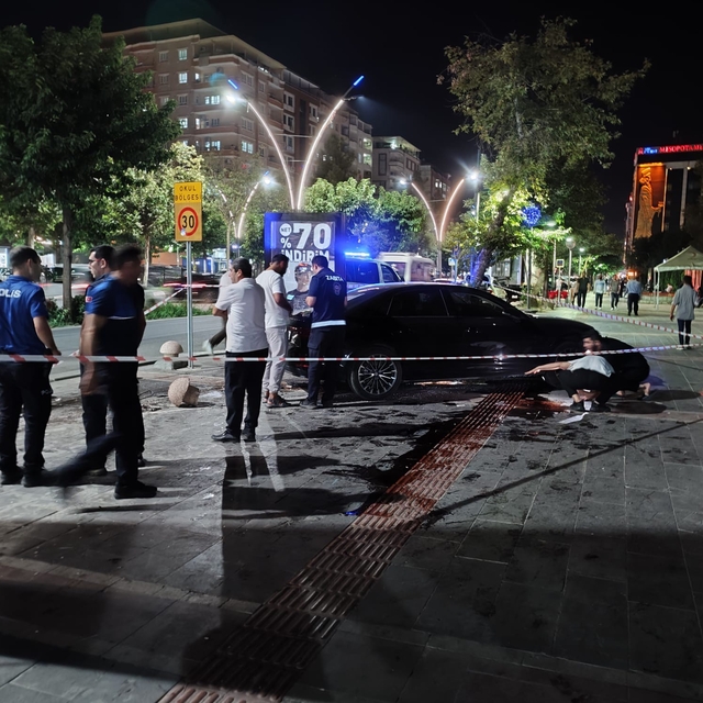 Batman'da kontrolden çıkan otomobil aydınlatma direğine çarptı