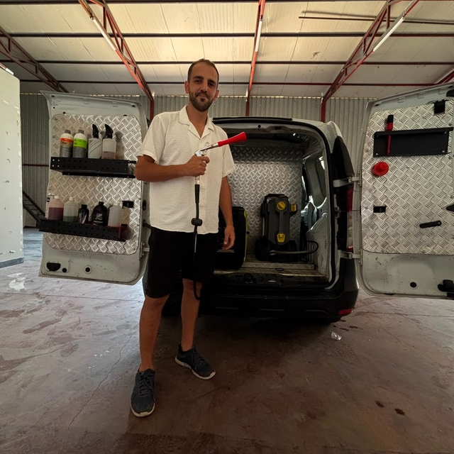 Sokak sokak dolaşıp, kirli araçları ücretsiz yıkayarak sürücülere sürpriz y...