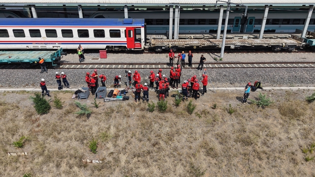 Gebze'de arama kurtarma ekiplerinden tren kazası tatbikatı