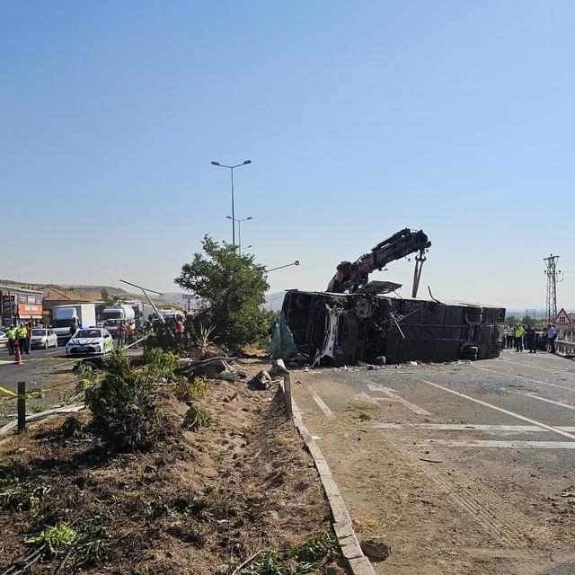 Kayseri'de yolcu otobüsünün devrildiği kazada 1 kişi hayatını kaybetti 24 k...