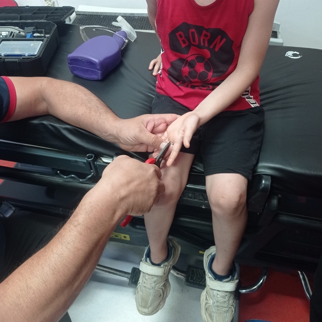 Küçük çocuğun parmağına sıkışan yüzük itfaiye ekiplerince çıkarıldı