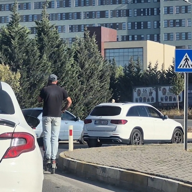 Hem kendi hem trafiğin can güvenliğini hiçe saydı
Bir eli kulakta, bir eli...