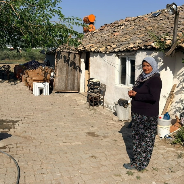 Antalya'da hortumun evsiz bıraktığı aile korkudan eve giremiyor bahçede yaş...