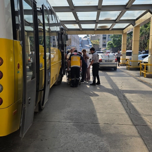 Belediye otobüsünde fenalaşan yolcuyu şoför hastaneye yetiştirdi