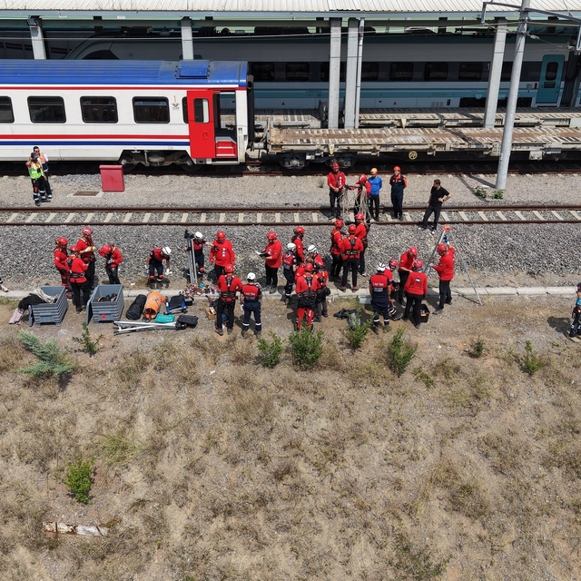 Gebze'de arama kurtarma ekiplerinden tren kazası tatbikatı