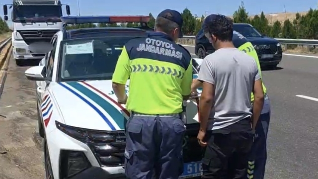 Otoyolda plaka gizleyerek seyreden araca 140 bin TL ceza
Otoyola suyla karışık fuel oil boşaltan şahsa 20 bin TL ceza