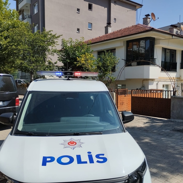 Balkondan düşüp yaralandı