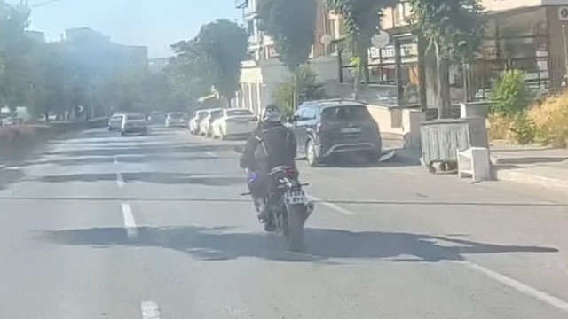Eskişehir'de motosiklet sürücüsünün tehlikeli şovu kask kamerasına yansıdı
Trafiğin ortasında iki elini birden bırakarak ilerledi