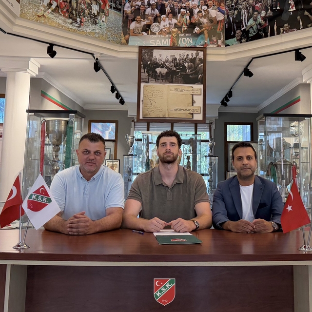 Karşıyaka'da Hakan imzayı attı, ilk yabancı yolda