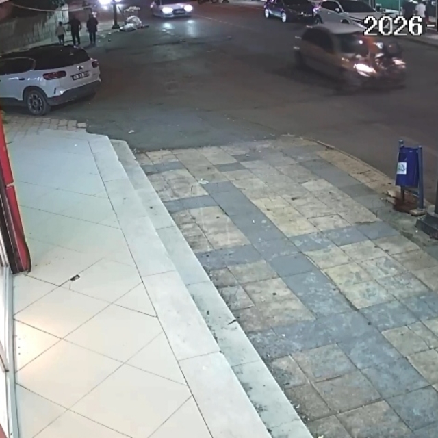Otomobil ile bisikletin çarpıştığı kaza kamerada; 1 yaralı