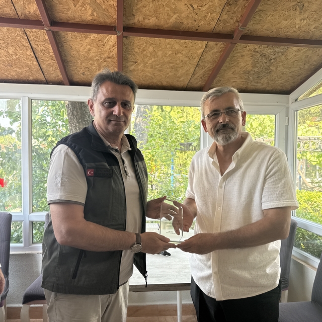 Kızılinler yangın timine teşekkür plaketi