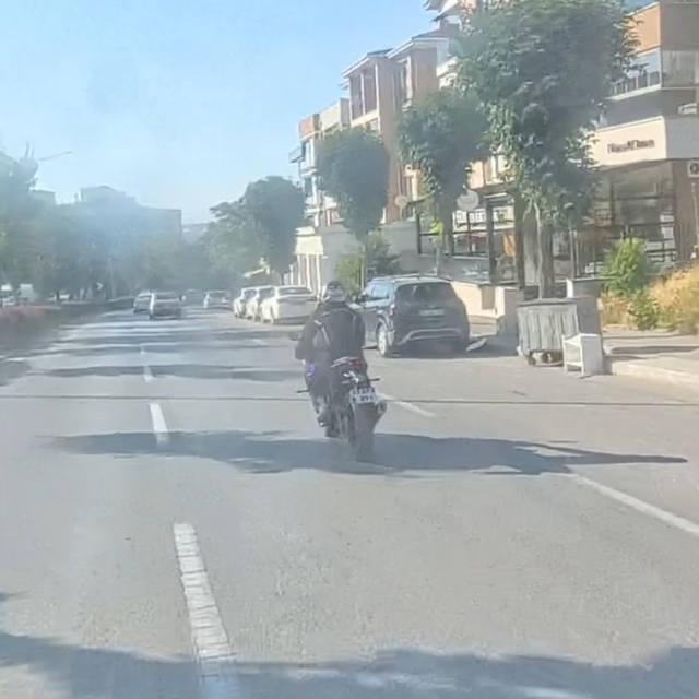 Eskişehir'de motosiklet sürücüsünün tehlikeli şovu kask kamerasına yansıdı...