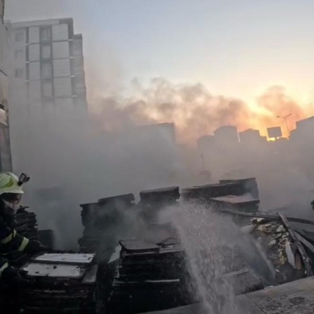 İtfaiye erlerinin alevlere müdahalesi kamerada