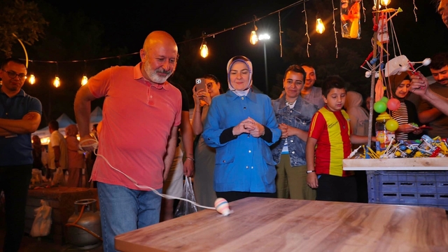 Başkan Çolakbayrakdar: "Geçmişin güzel hatıralarını hep birlikte yaşıyoruz"
Yeşilçam'ın unutulmaz filmi "Neşeli Günler" Fuar 38'de vatandaşlarla buluştu