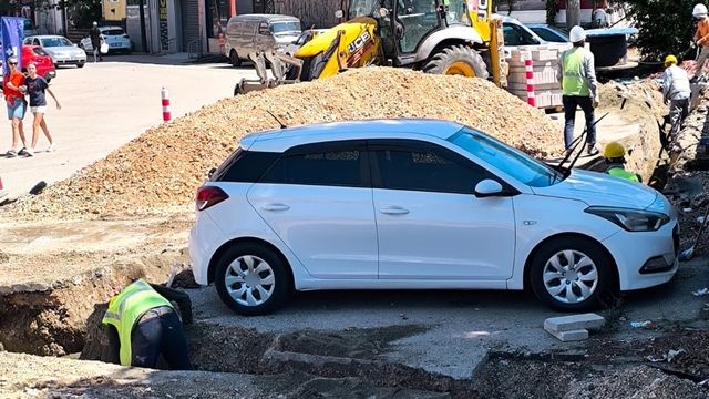 Araç sahibine ulaşılamayınca otomobilin etrafını kazdılar