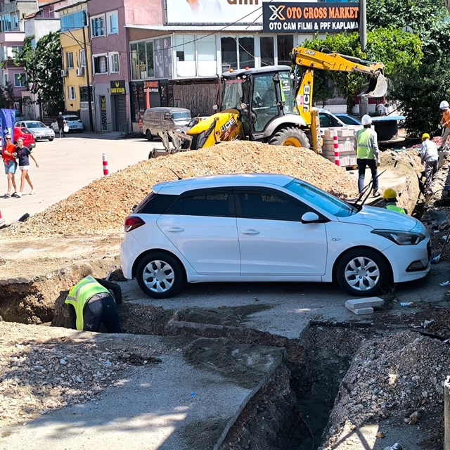 Araç sahibine ulaşılamayınca otomobilin etrafını kazdılar