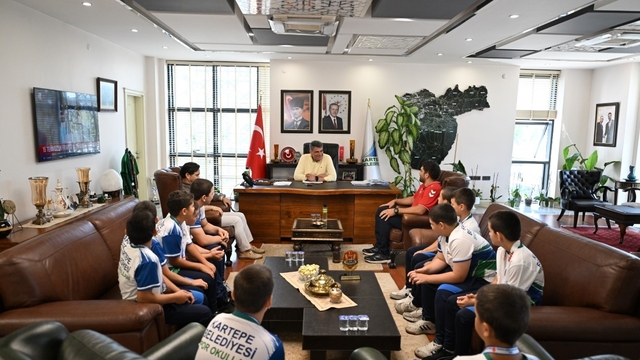 Başkan Kocaman, şampiyon güreşçilerle buluştu