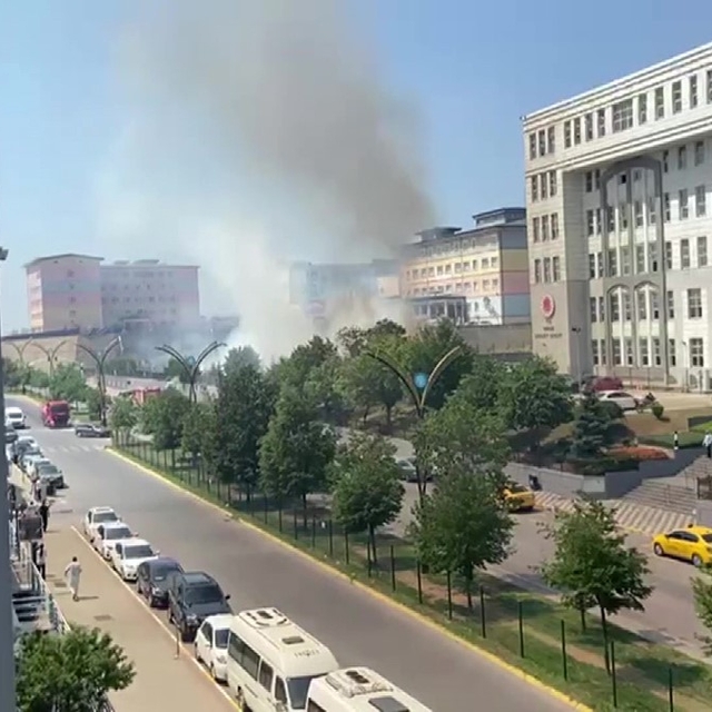 Adliye bahçesinde yangın çıktı