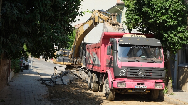Nazilli'de 6 sokakta eş zamanlı asfalt mesaisi