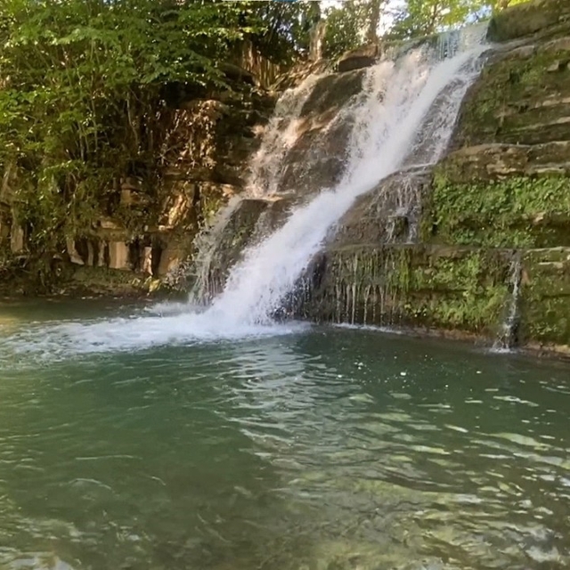 Şelaleden düşen genç yaralandı