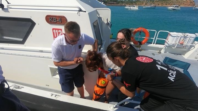 Didim'de karadan ulaşılamayan koyda yaralanan kişi denizden tahliye edildi