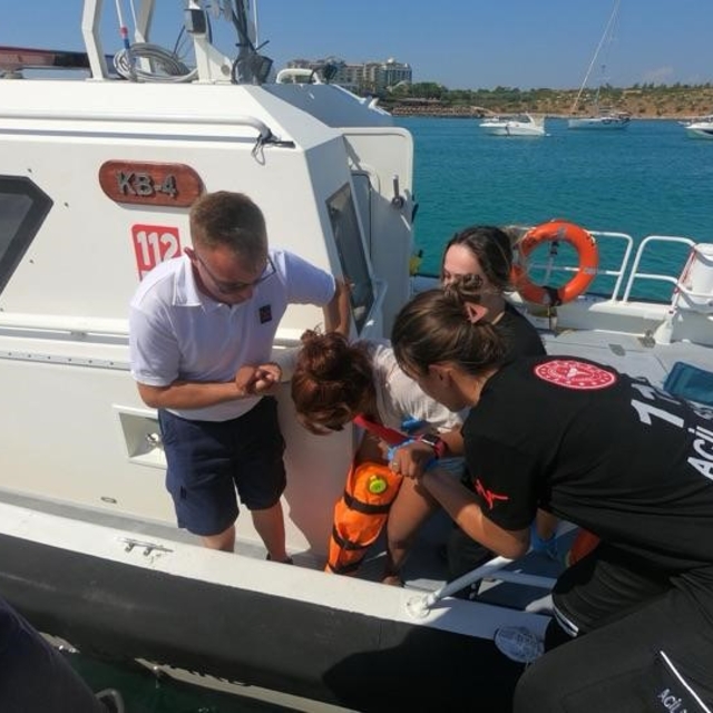 Didim'de karadan ulaşılamayan koyda yaralanan kişi denizden tahliye edildi