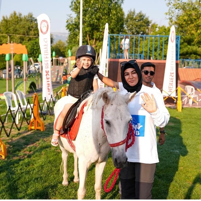 Menteşe Belediyesi çocukları atlarla buluşturdu