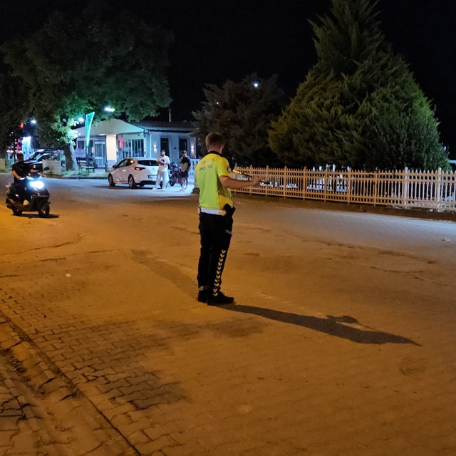 Cide'de otomobil ile motosiklet çarpıştı: 1 yaralı