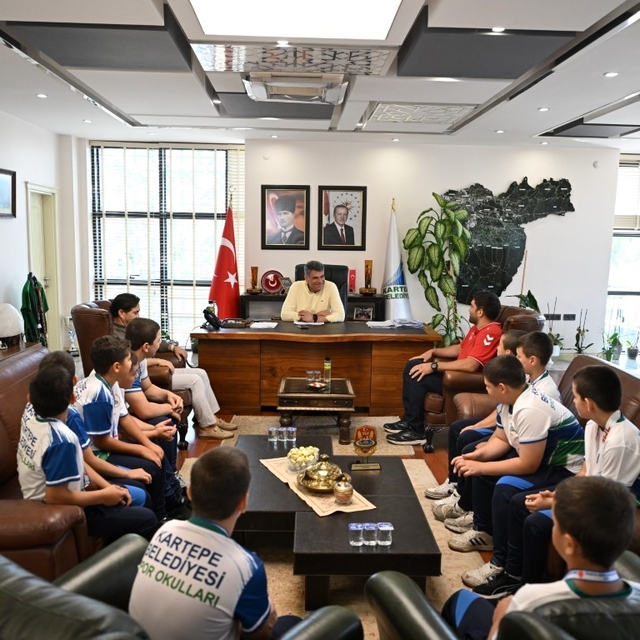 Başkan Kocaman, şampiyon güreşçilerle buluştu