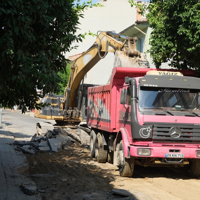 Nazilli'de 6 sokakta eş zamanlı asfalt mesaisi