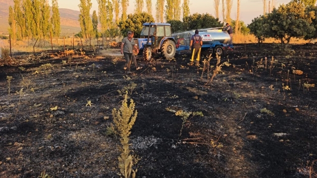 Vatandaş seferber oldu, alevler evlere ulaşmadan durduruldu