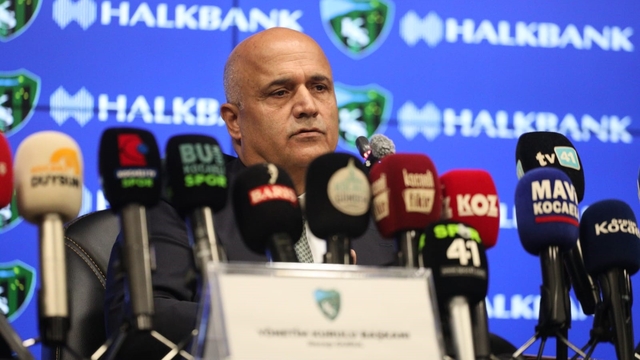 Kocaelispor Başkanı Durul'dan sanayicilere sitem: "Lafa gelince herkes Kocaelisporlu"
"Ortada sanayici yok, para veren yok"
"14 kulüp lisansını aldı, alamayanlardan biri de Kocaelispor"
"Yaklaşık 400 milyon lira civarında SSK ve vergi yapılandırmamız var"