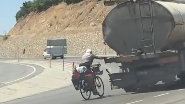 Tankere tutunup yolculuk yapan bisikletli kamerada