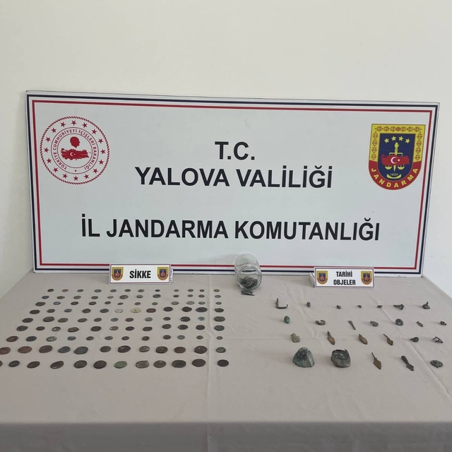 Yalova'da durdurulan araçta 228 sikke ile 28 tarihi obje ele geçirildi