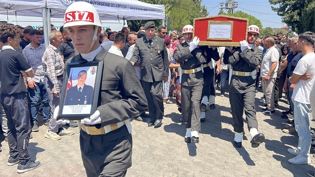 Trafik kazasında vefat eden uzman çavuş toprağa verildi
Cenazede uzman çavuşun eşi ve annesinin feryadı yürekleri dağladı