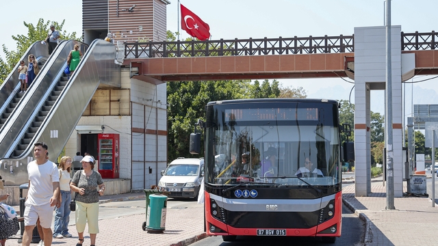 Toplu taşıma araçlarının durakta bekleyen yolcuyu almadan geçme hakkı yok
Antalya Büyükşehir Belediyesi'nden toplu taşıma araçları ile ilgili açıklama