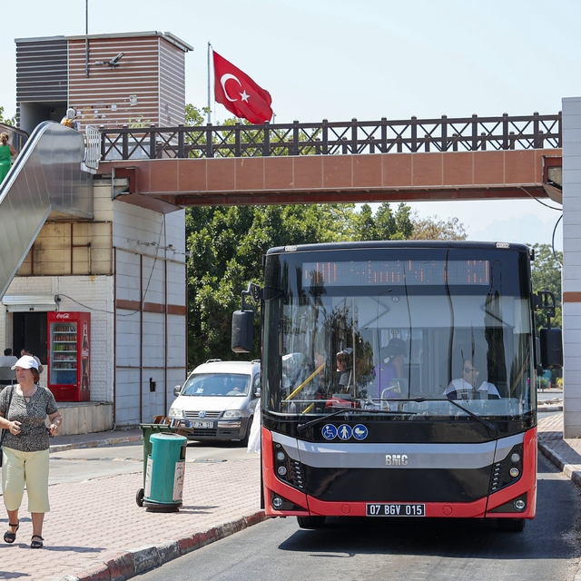 Toplu taşıma araçlarının durakta bekleyen yolcuyu almadan geçme hakkı yok
A...
