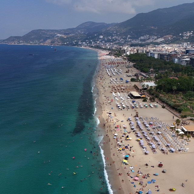 Alanya'da tatilciler deniz ve güneşin tadını çıkardı
33 derecelik sıcakta t...