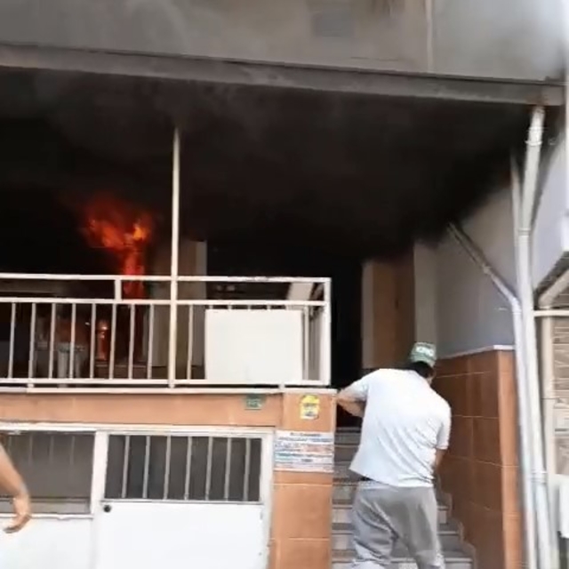 4 katlı evin giriş katında çıkan yangına ilk müdahaleyi vatandaşlar yaptı