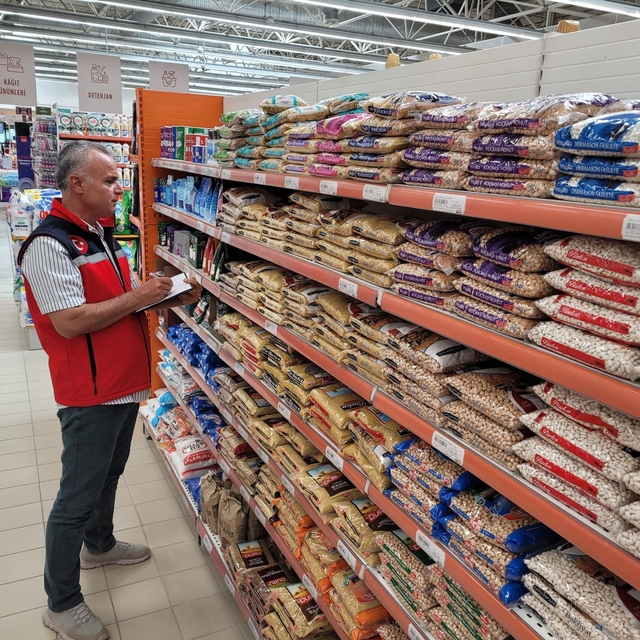 Uşak'ta marketlerde tarımsal ürün fiyatları takip edildi