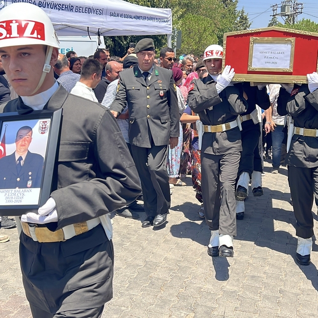 Trafik kazasında vefat eden uzman çavuş toprağa verildi
Cenazede uzman çavu...