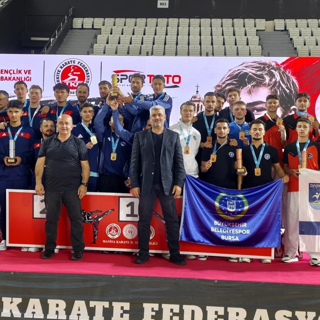 Büyükşehir sporcuları madalyaları topluyor